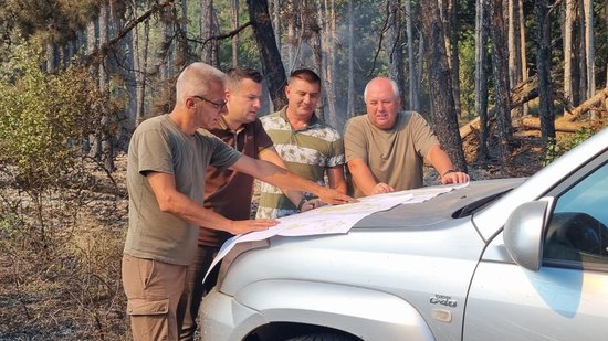 Заместник-министър Маринов участва в гасенето на пожара в района на Свиленград